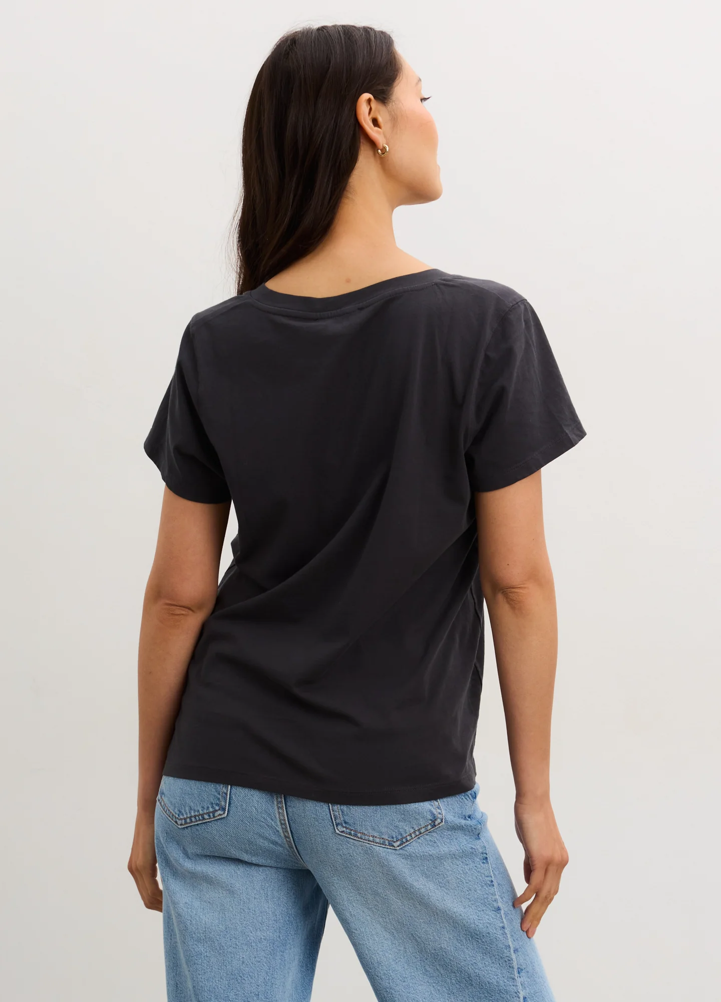 1693-the-washed-cotton-vneck-tshirt-4.webp The Washed Cotton Vneck Tshirt
